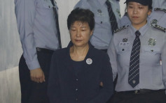 锁上手扣面容憔悴　朴槿惠收押后首现身出庭