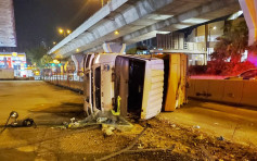 九龙湾垃圾车撞壆翻侧 司机腰伤送院