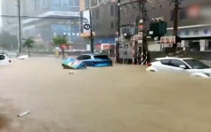 东莞暴雨多个镇水浸 水深1米汽车被冲走