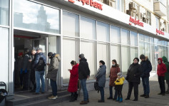 俄乌局势｜被踢出「SWIFT」影响巨大 俄罗斯各地银行挤提