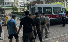 警冚东涌公屋非法赌档 5人被捕