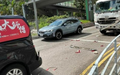 屯門鳴琴路泥頭車客貨車相撞 1人輕傷送院