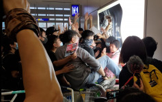 【機場集會】示威者轉戰2號客運大樓 旅客圖出境被圍困