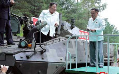美韩军演前夕金正恩再视察军工厂 亲驾新型装甲车强调提高武器生产