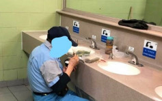 清潔工公廁唏噓食飯盒 網民嘆無聲控訴外判悲歌