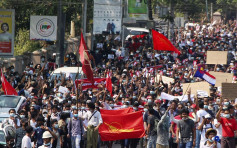 数万缅甸人再上街反政变 妙瓦底警开枪驱散示威者