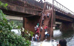 印度女自杀引围观　老桥不胜负荷倒塌一死30人失踪