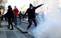 巴黎自由车队强占香榭丽舍大道 警施催泪弹驱散截500车驶入巴黎