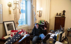 美国国会示威者偷佩洛西信件晾脚办公桌遭起底