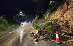 赤柱峽道山泥傾瀉無人傷 救援人員清理期間再塌山泥 現場行車線全封