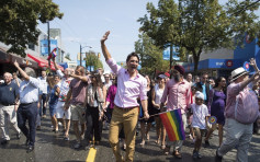 加拿大总理杜鲁多参加温哥华同性恋者大巡游