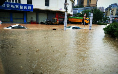 廣東暴雨深圳珠海停課 街道成澤國多班航機取消