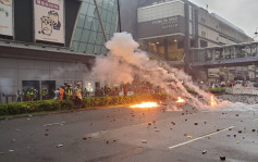 【荃葵青遊行】楊屋道示威者反攻投擲磚頭汽油彈 警方舉橙旗開槍