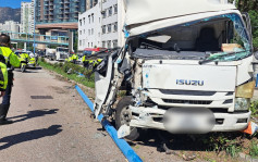 觀塘道貨車自炒撞塌燈柱 司機乘客一度被困