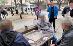 警方打击葵涌邨街头聚赌 拘3老翁