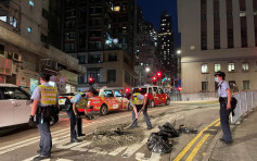 泥頭跌落西邊街行車綫 警員自發清走獲讚