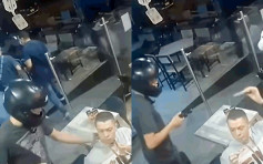 【片段】匪徒持枪闯餐厅恐吓 男子淡定食鸡翼交出手机惹议