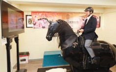 維港會｜香港傷健策騎協會模擬馬匹啟用  利子厚親身試騎體驗馬術治療