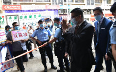 鄧炳強出席元朗區議會 有市民場外高呼支持警察