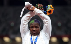 【東奧鉛球】非裔美籍選手頒獎台擺出「X」手勢 或面臨紀律處分