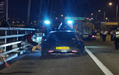昂船洲大桥私家车行驶中自焚 司机弃车报警