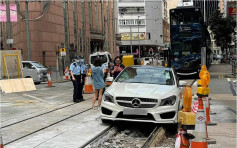 灣仔BENZ女司機誤闖電車軌卡著 服務曾受阻