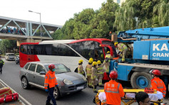 東涌三車相撞 旅遊巴司機被困等消防救援