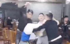 广西南宁烧烤店发生群殴 一男子被多人连番「爆樽」
