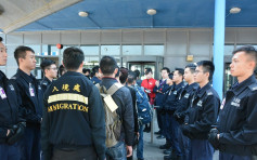 入境處安排包機遣返83名越南非法入境者