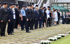 政府舉行儀式悼念二戰時為保衛香港捐軀人士  李家超獻上花圈