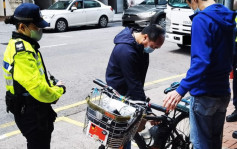 警深水埗打擊單車違例拉2男 28人違規踩單車收傳票