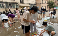 邯郸学院无钱安装冷气机 派50吨冰为学生消暑降温