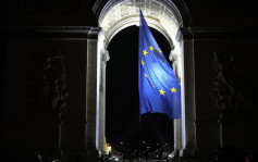 法成歐盟輪值主席與華關係受關注 極右領袖抗議凱旋門掛歐盟旗