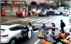【片段】跑车撞途人倒车再辗过 直撞旅游巴停下司机被捕