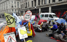 伦敦数千人堵街 促政府应对气候变化