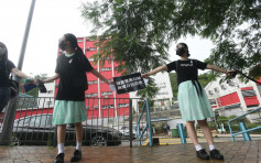 【新學年】柴灣三校學生自組人鏈  多輛警車監視