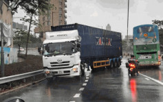 红雨下龙翔道货柜车跣胎失控撞栏 现场交通一度挤塞