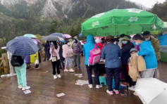 九寨溝下大雨冰雹4萬遊客無奈 商販即場加賣雨傘雨衣
