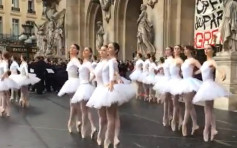 法国芭蕾舞者声声援罢工 巴黎歌剧院上演天鹅湖 