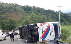 厄瓜多尔巴士失控翻侧 至少12死25伤