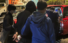 警葵涌拘兩男女  檢13.5萬元毒品