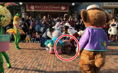 【有片】迪士尼演員疑高溫下穿公仔衫 巡遊突倒地