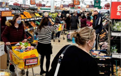 英民眾超市瘋搶物資 保安:像吸食毒品般瘋狂