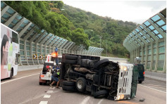 貨車屯門公路近麗城花園翻側 司機受傷現場一度塞爆