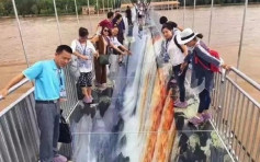 跨越黄河3D玻璃桥 游客体验瀑布水上飘