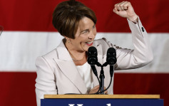 美国中期选举｜希利成麻省首位女同志州长 前白宫女发言人任阿肯色州长