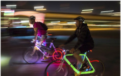 裝飾燈泡照亮黑夜 5000單車同遊溫哥華市中心