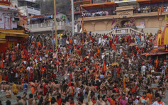 印度逾两百万人庆祝大壶节聚集恒河沐浴 逾百人感染引恐慌