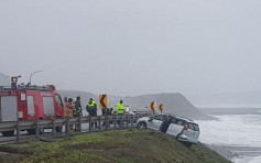 揸車暈一暈　撞毀護欄車卡坡邊險掉落大海