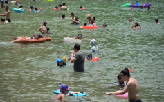 长洲高温达36.7度全港最热 沙滩人山人海泳池百人排队